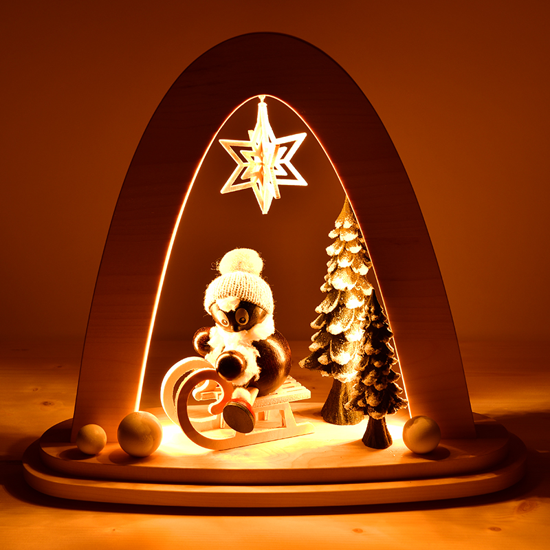 Pittiplatsch - Schwibbogen - Pitti auf dem Schlitten - Ansicht beleuchtet