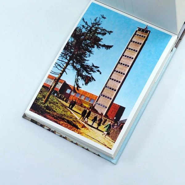 Karten der Moderne - Hardcoverbuch mit 100 Ansichtskarten aus der DDR