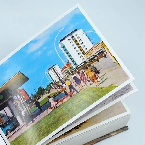 Karten der Moderne - Hardcoverbuch mit 100 Ansichtskarten aus der DDR