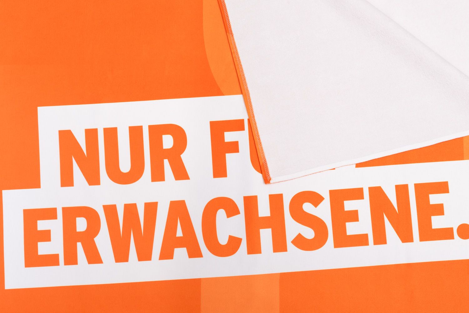 radioeins - Badetuch - Nur für Erwachsene - Detailsicht Schriftzug