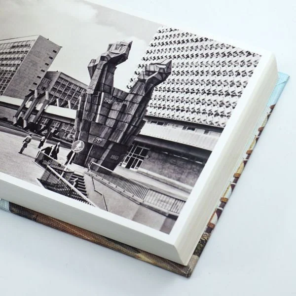 Karten der Moderne - Hardcoverbuch mit 100 Ansichtskarten aus der DDR