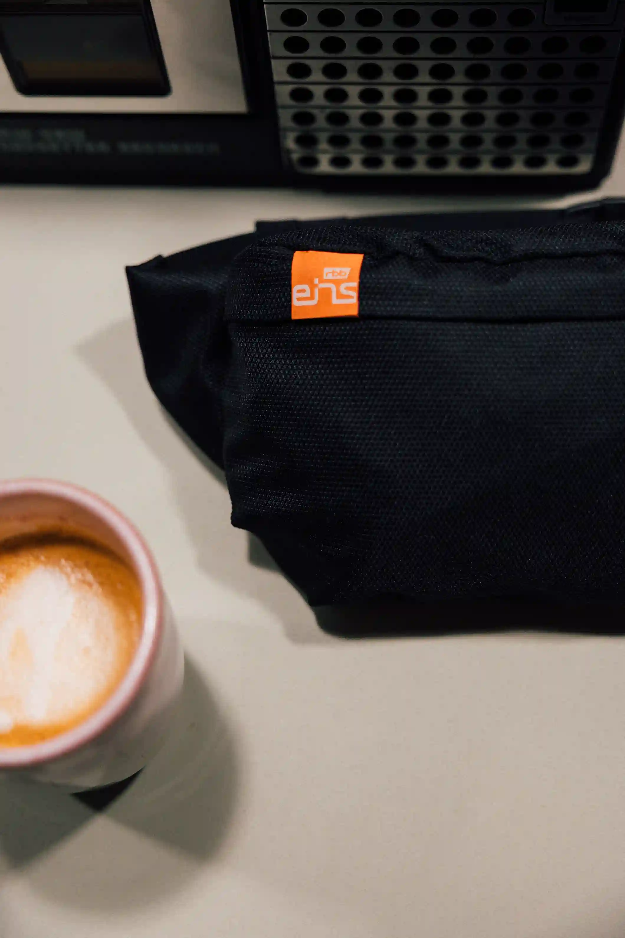 konzerttasche radioeins auf dem tisch