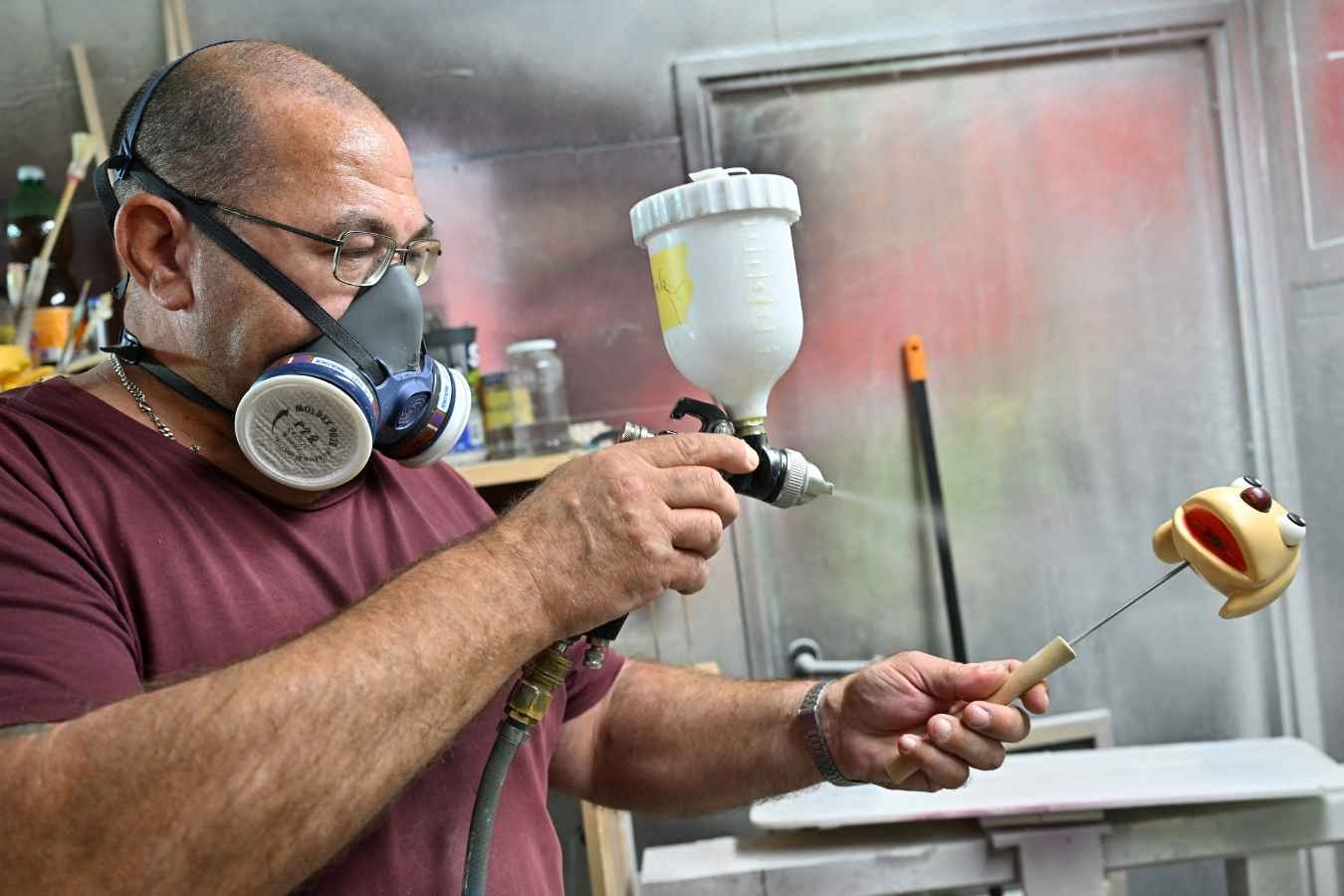 Moppi - Räucherfigur (14,5 cm) - Moppi wird besprüht